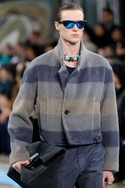 Look 18